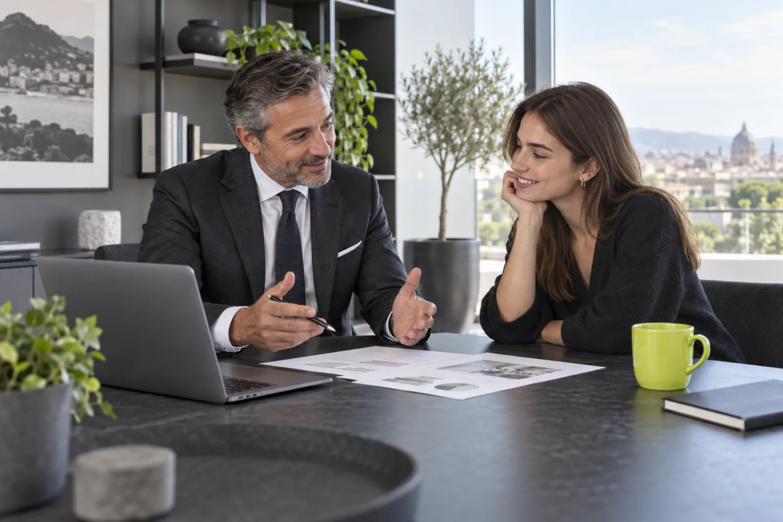 Consulente che parla con una cliente durante un primo colloquio
